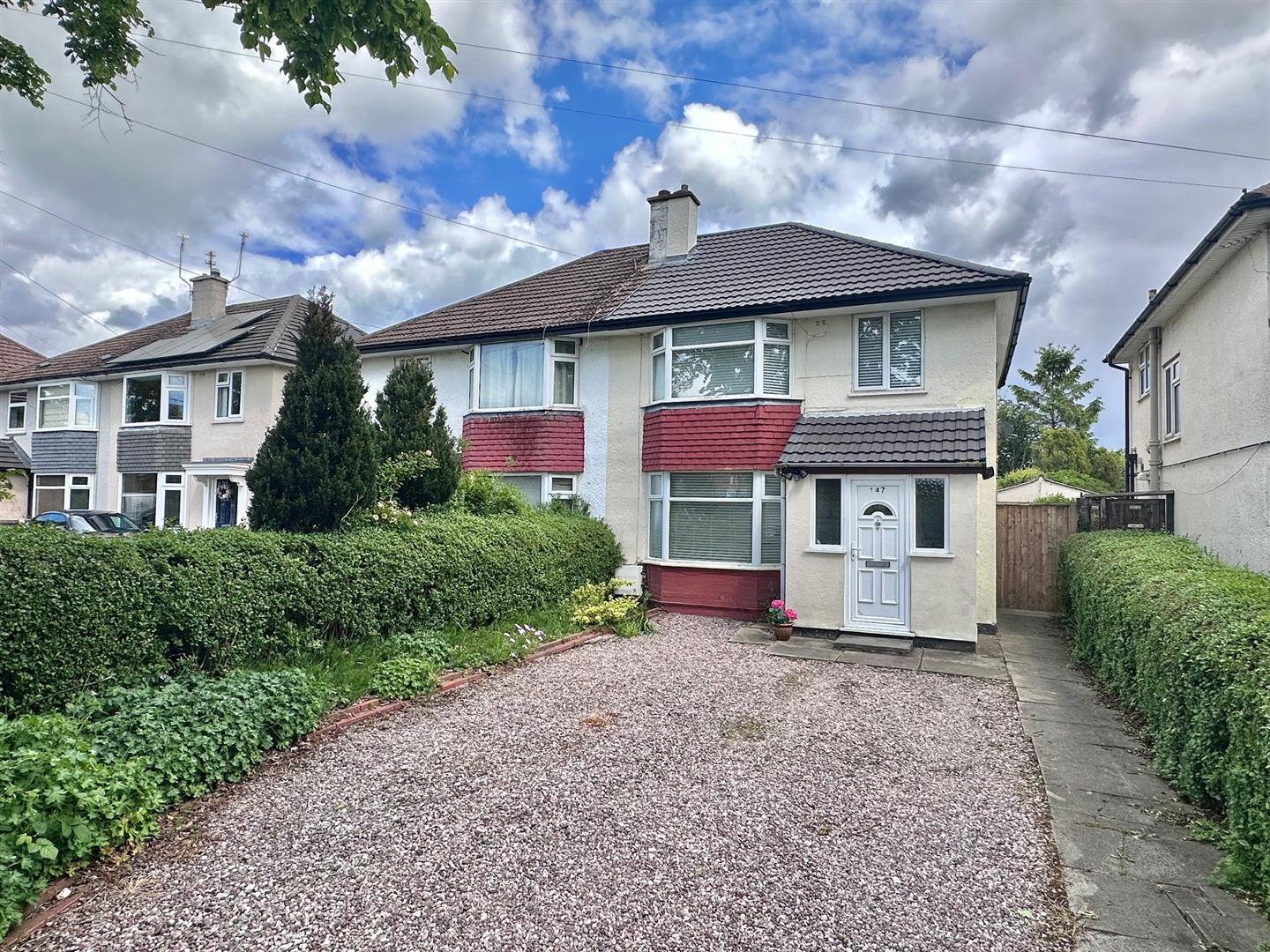3 bedroom Semi-detached house Under Offer