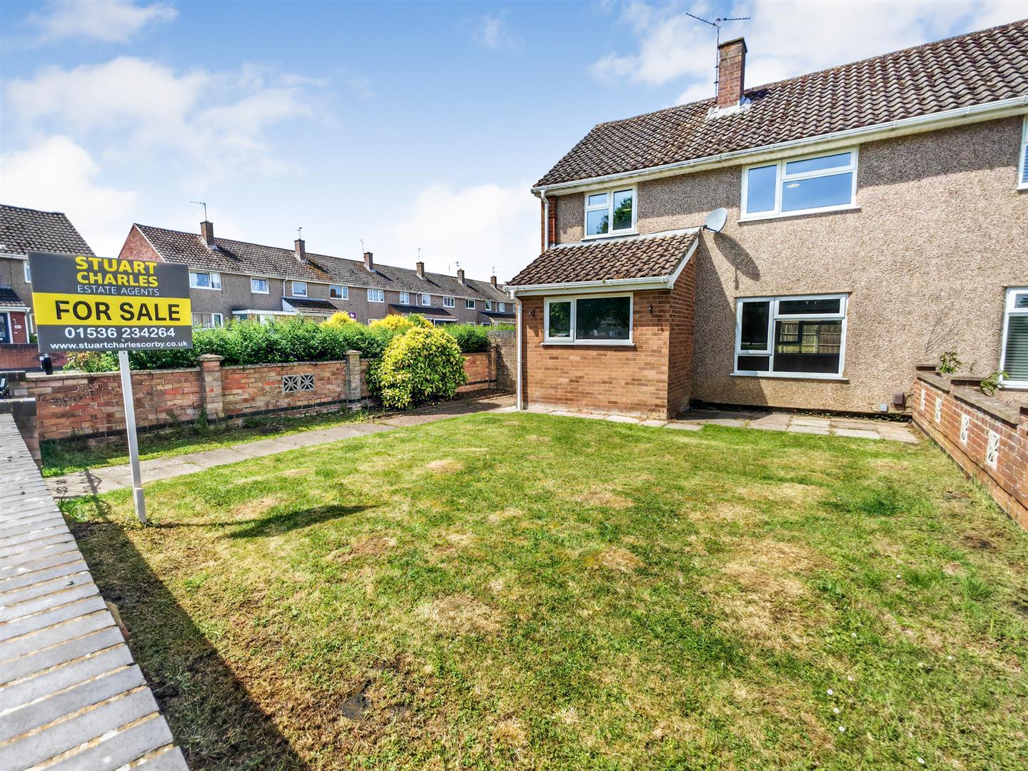 3 bedroom Semi-detached house Under Offer