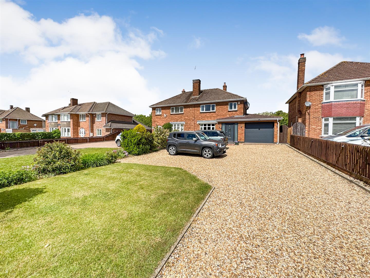 3 bedroom Semi-detached house Under Offer