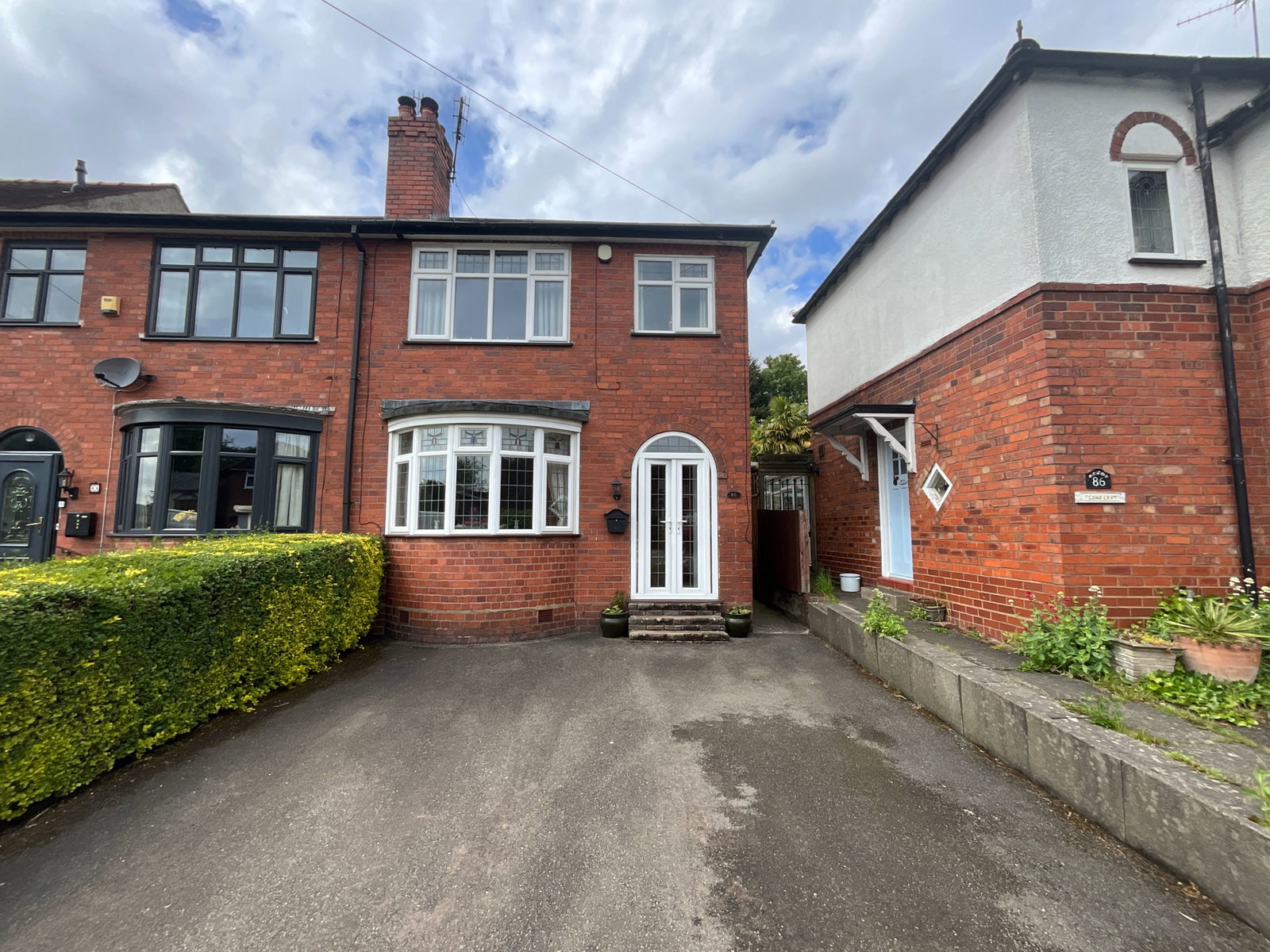 3 bedroom Semi-detached house Under Offer