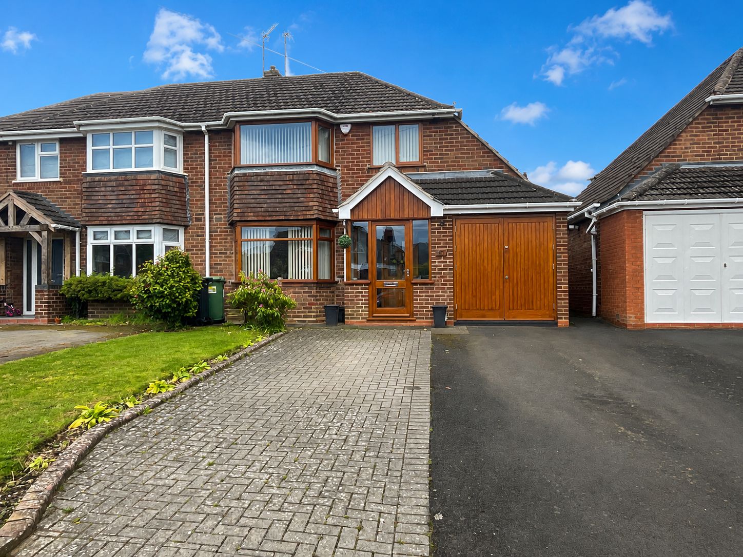 3 bedroom Semi-detached house Under Offer