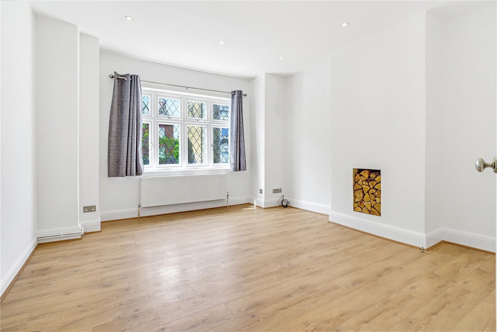 3 bedroom Flat For Sale