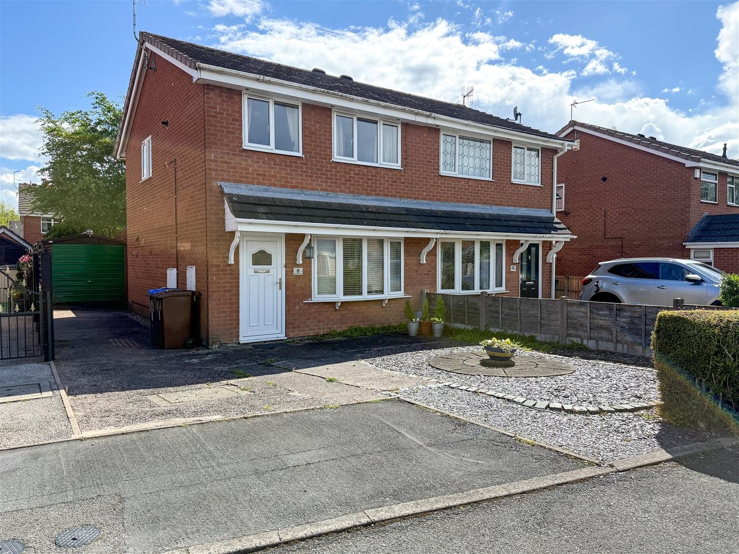 3 bedroom Semi-detached house Under Offer