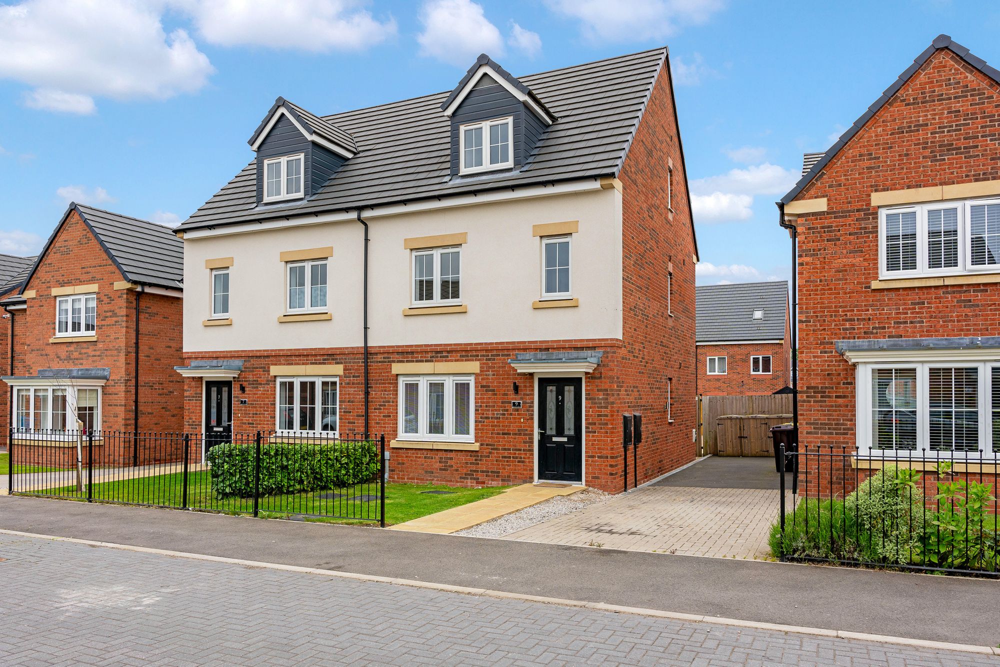 4 bedroom Semi-detached house Under Offer