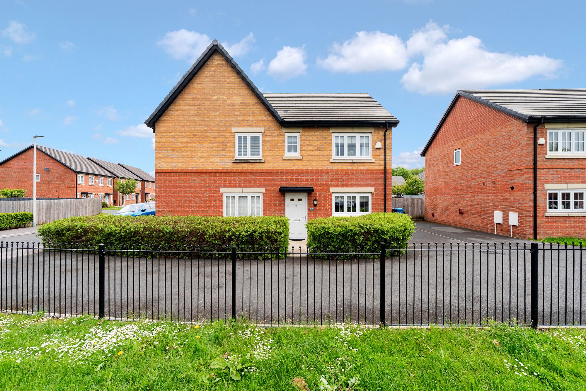3 bedroom Semi-detached house Under Offer