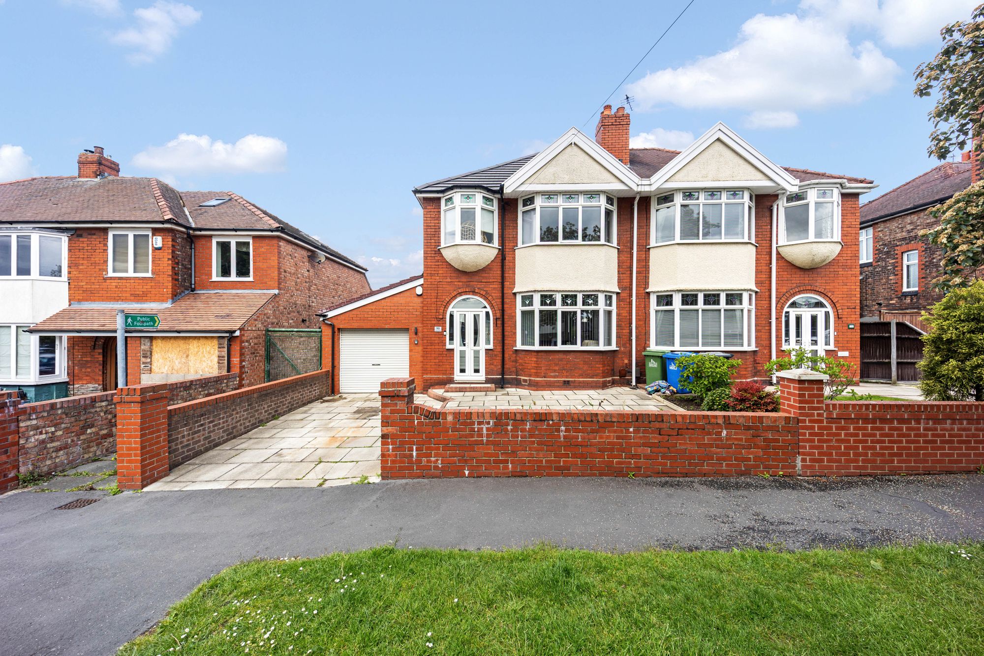 3 bedroom Semi-detached house Under Offer