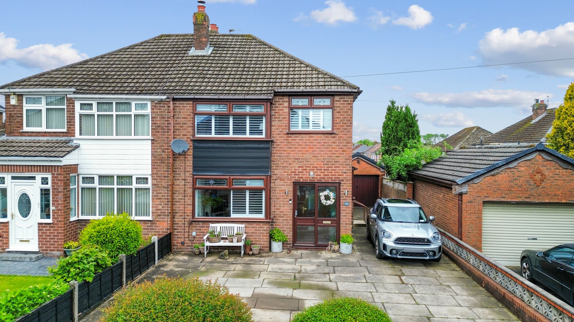 3 bedroom Semi-detached house Under Offer