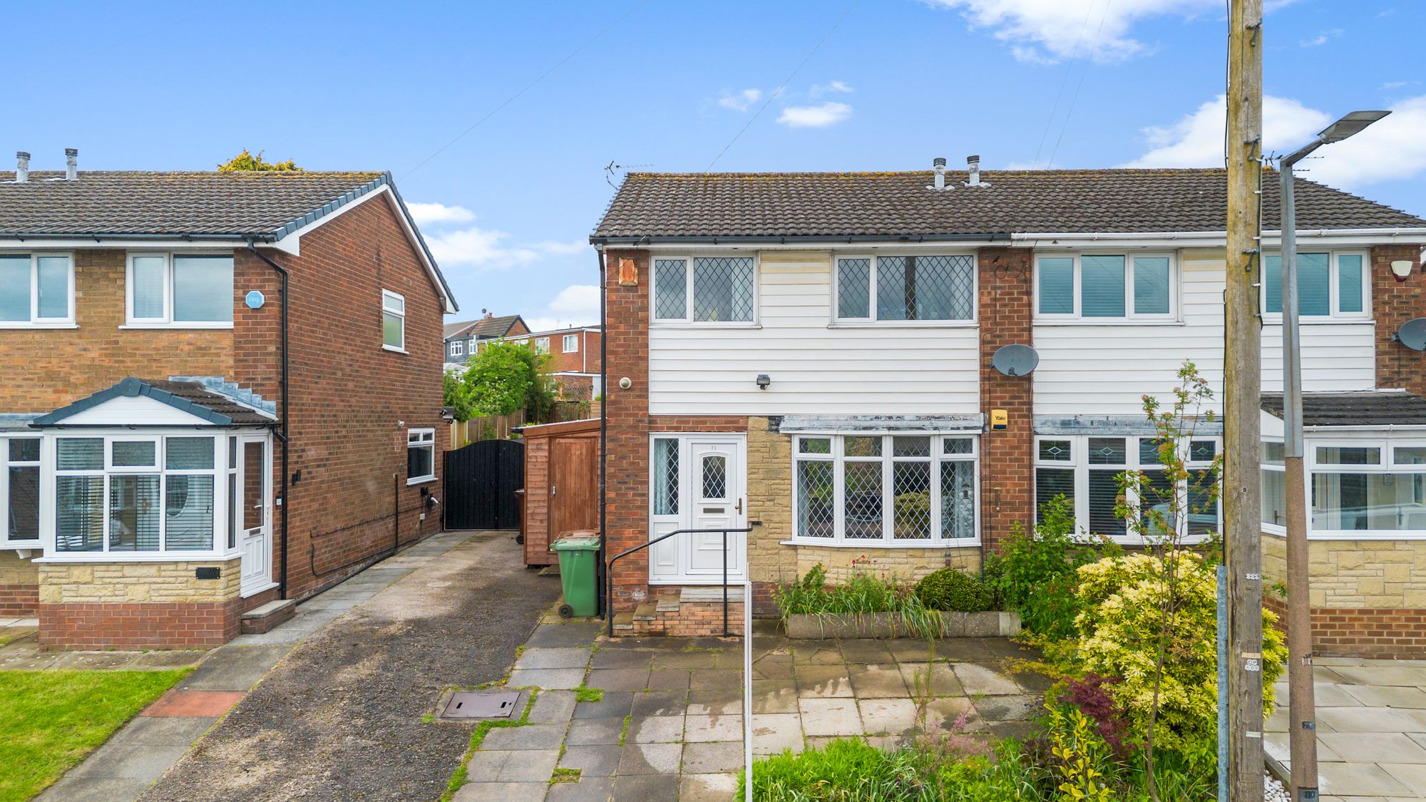 3 bedroom Semi-detached house Under Offer
