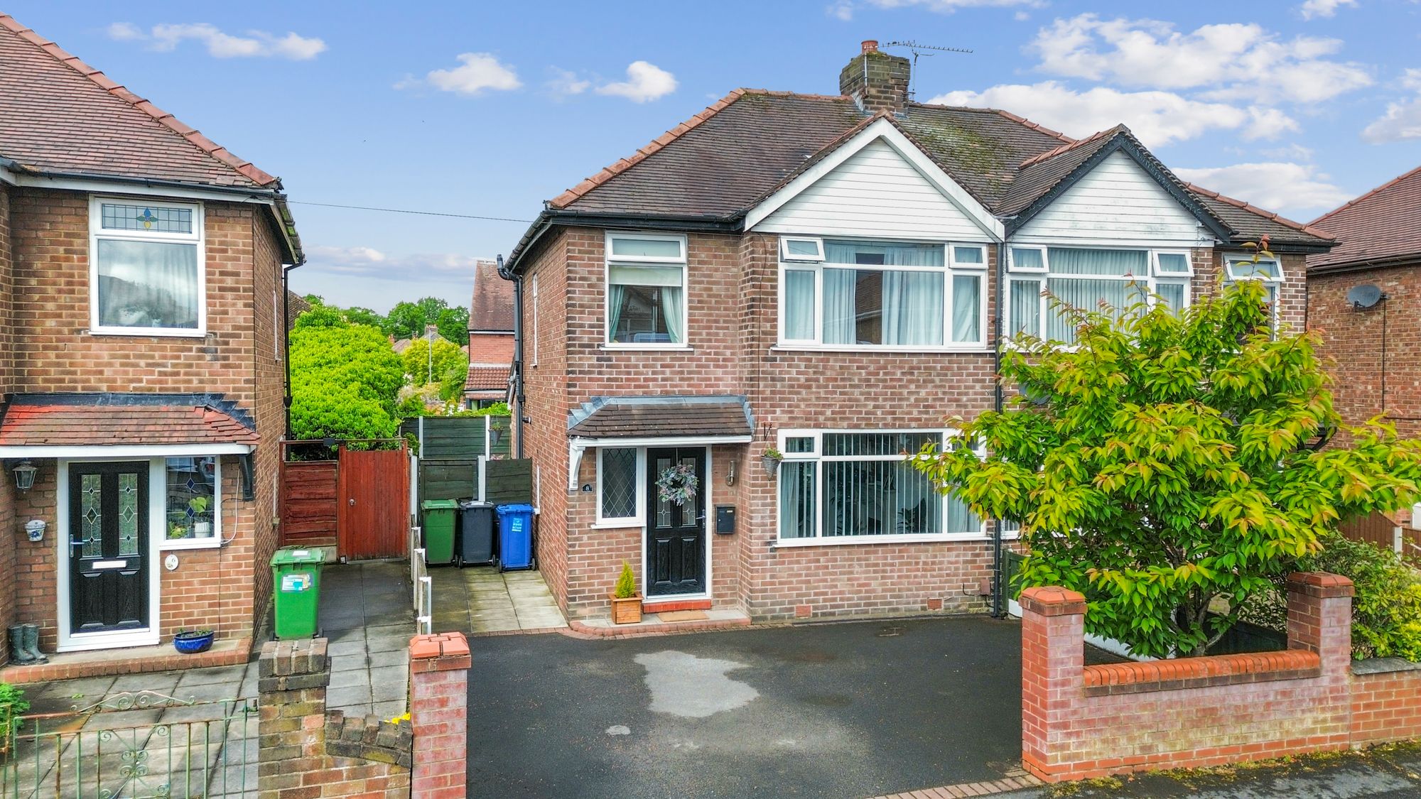 3 bedroom Semi-detached house Under Offer
