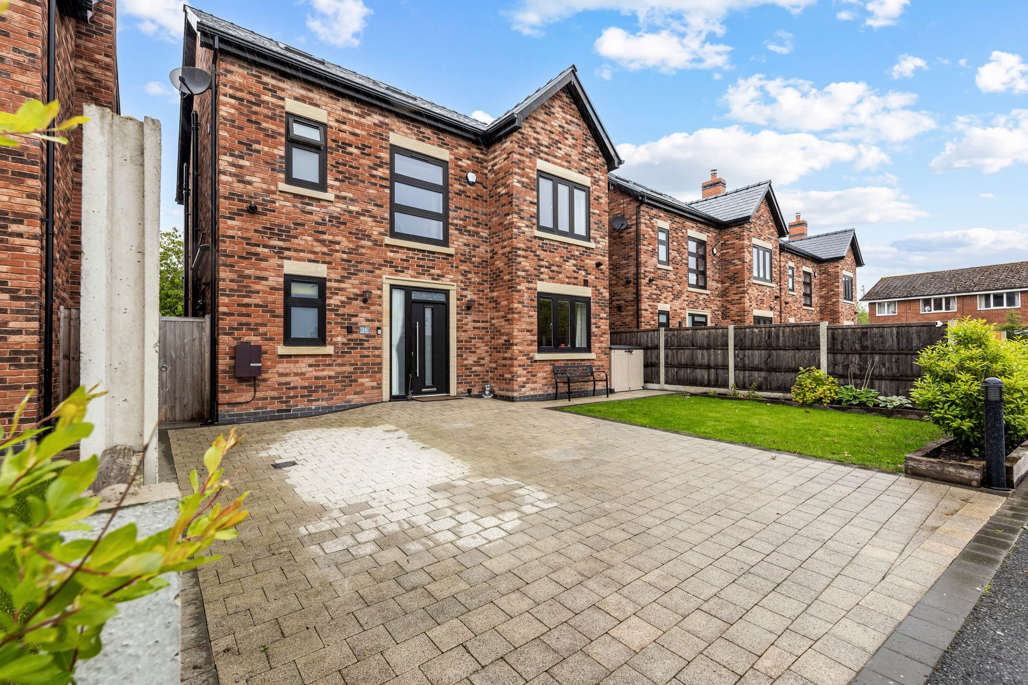 6 bedroom Detached house Under Offer