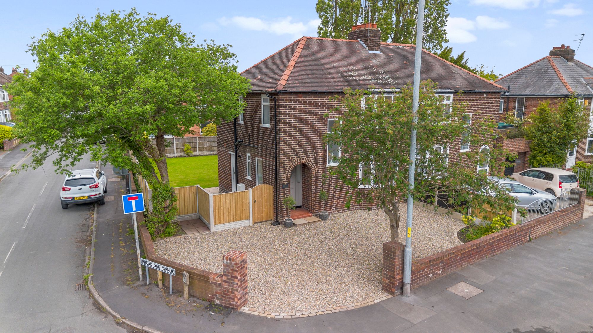 3 bedroom Semi-detached house Under Offer