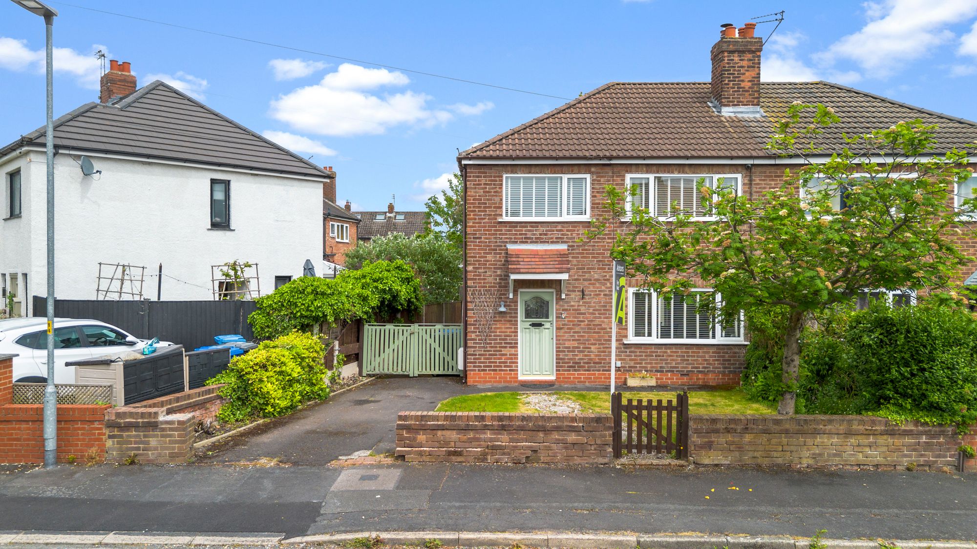 3 bedroom Semi-detached house Under Offer