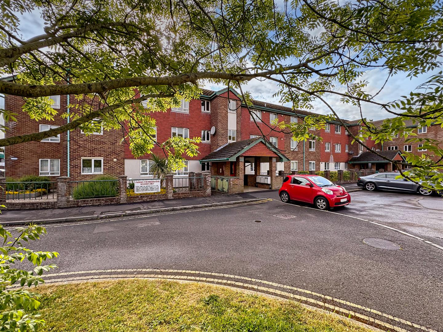 2 bedroom Flat For Sale