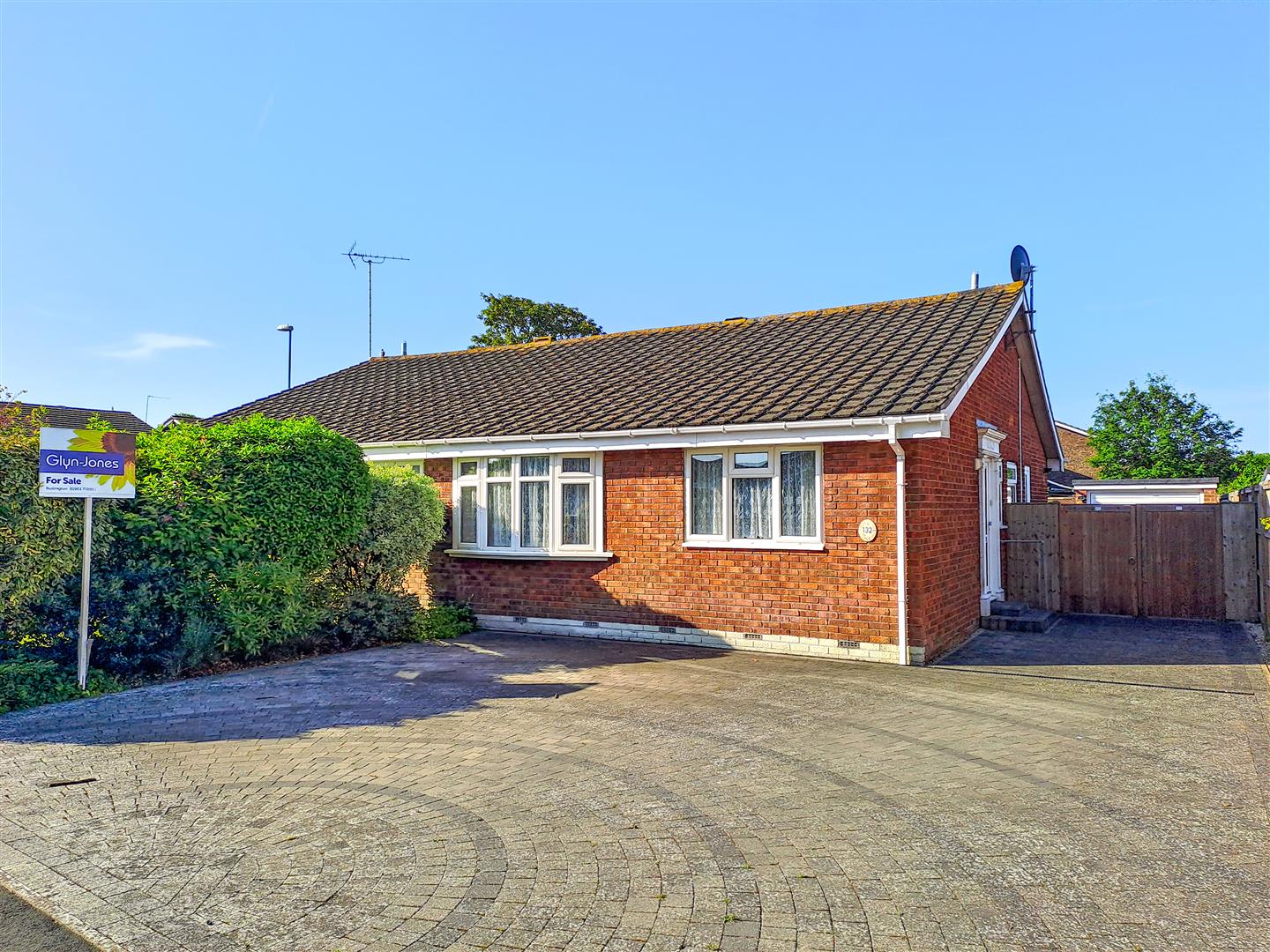 2 bedroom Detached bungalow For Sale