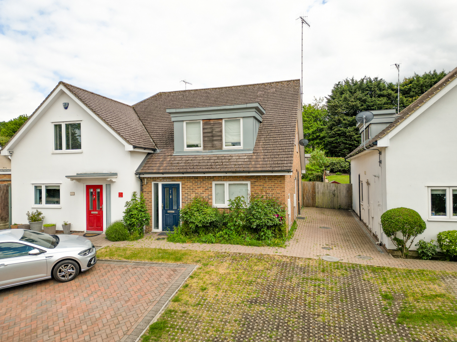 3 bedroom Semi-detached house Under Offer