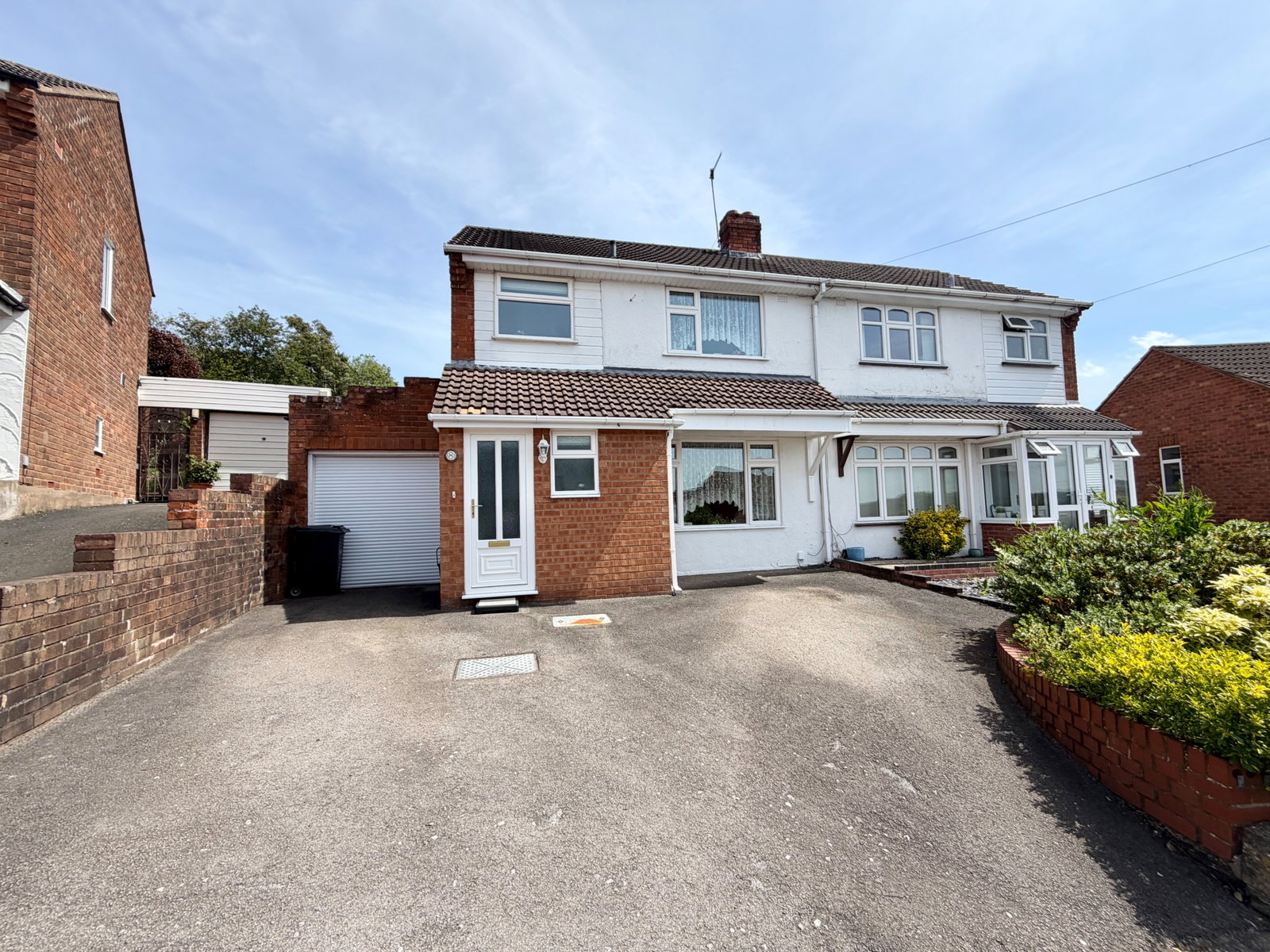 3 bedroom Semi-detached house Under Offer