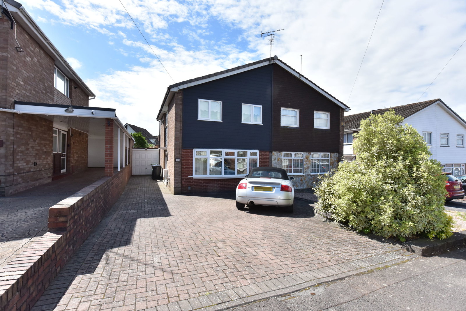 3 bedroom Semi-detached house Under Offer