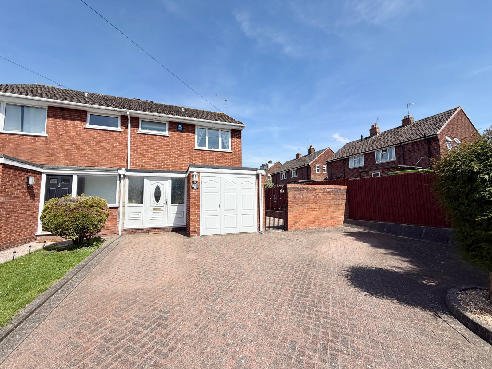 3 bedroom Semi-detached house Under Offer