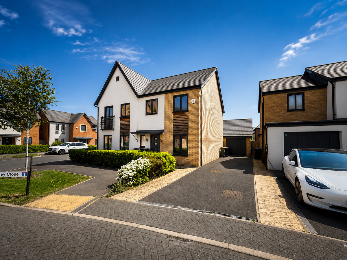 3 bedroom Semi-detached house For Sale