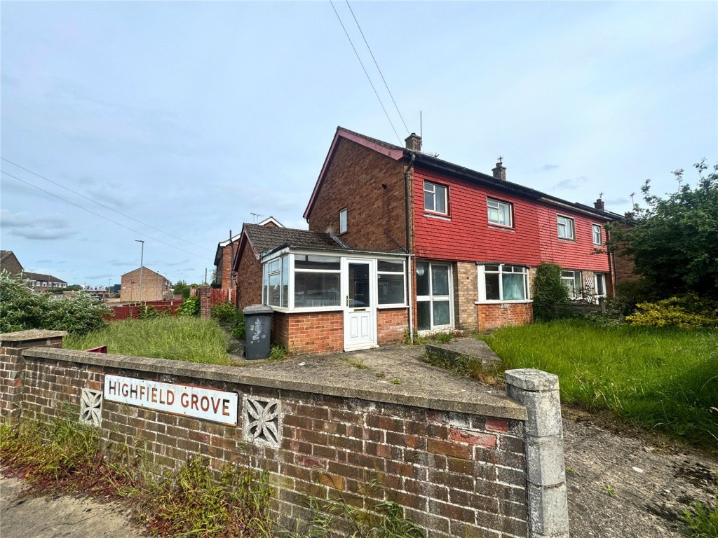 3 bedroom Semi-detached house Under Offer