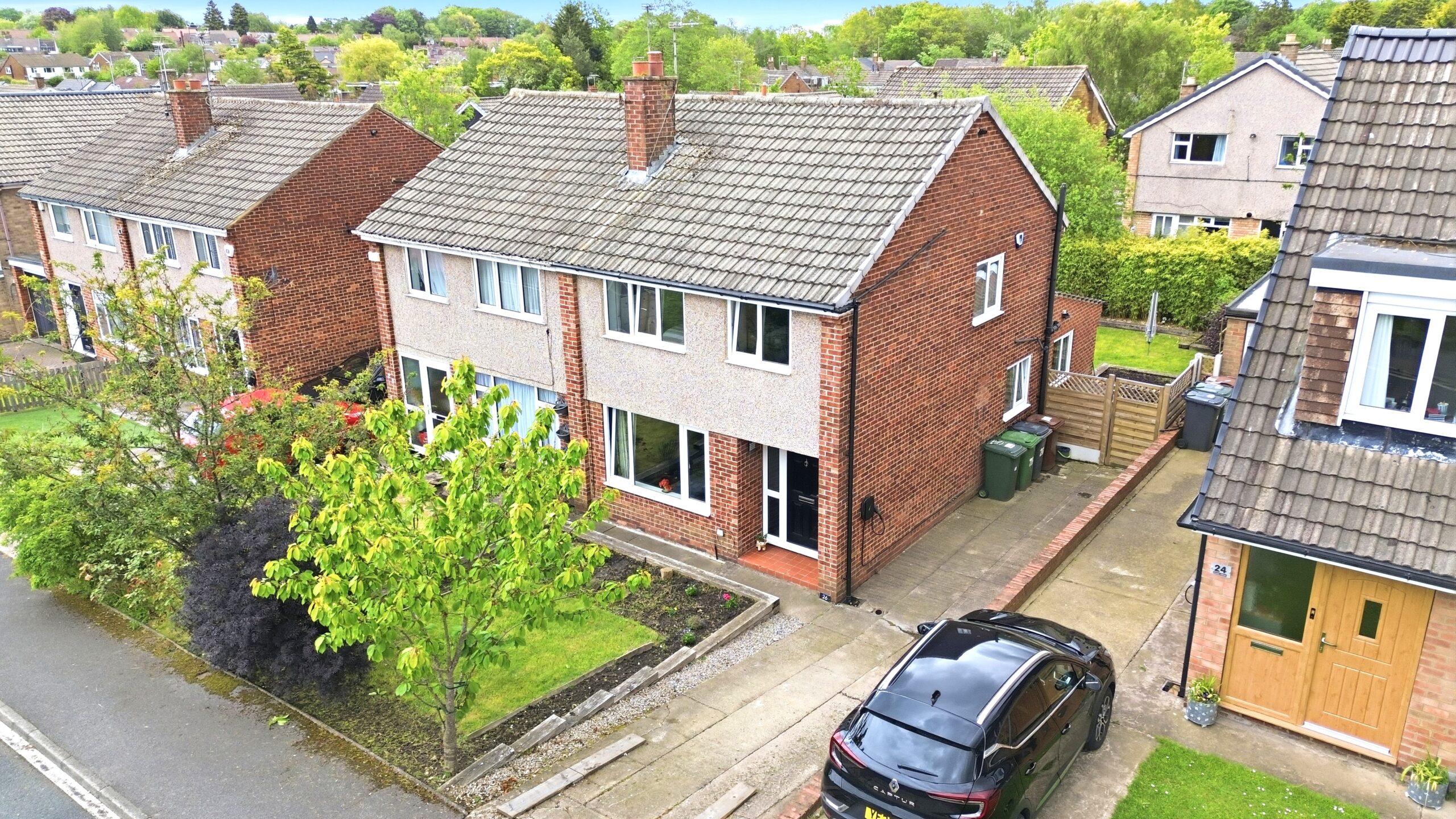 3 bedroom Semi-detached house Under Offer
