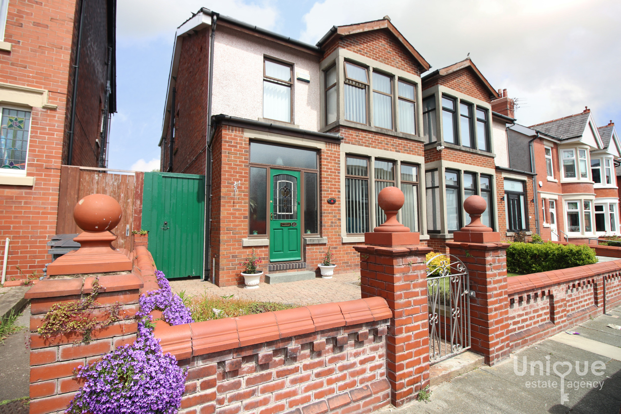4 bedroom Semi-detached house For Sale