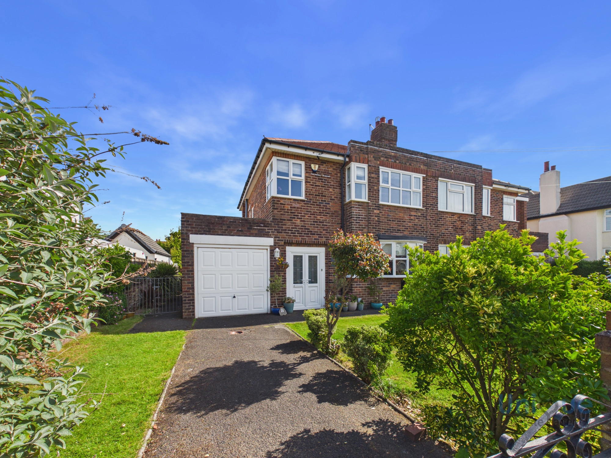 3 bedroom Semi-detached house Under Offer