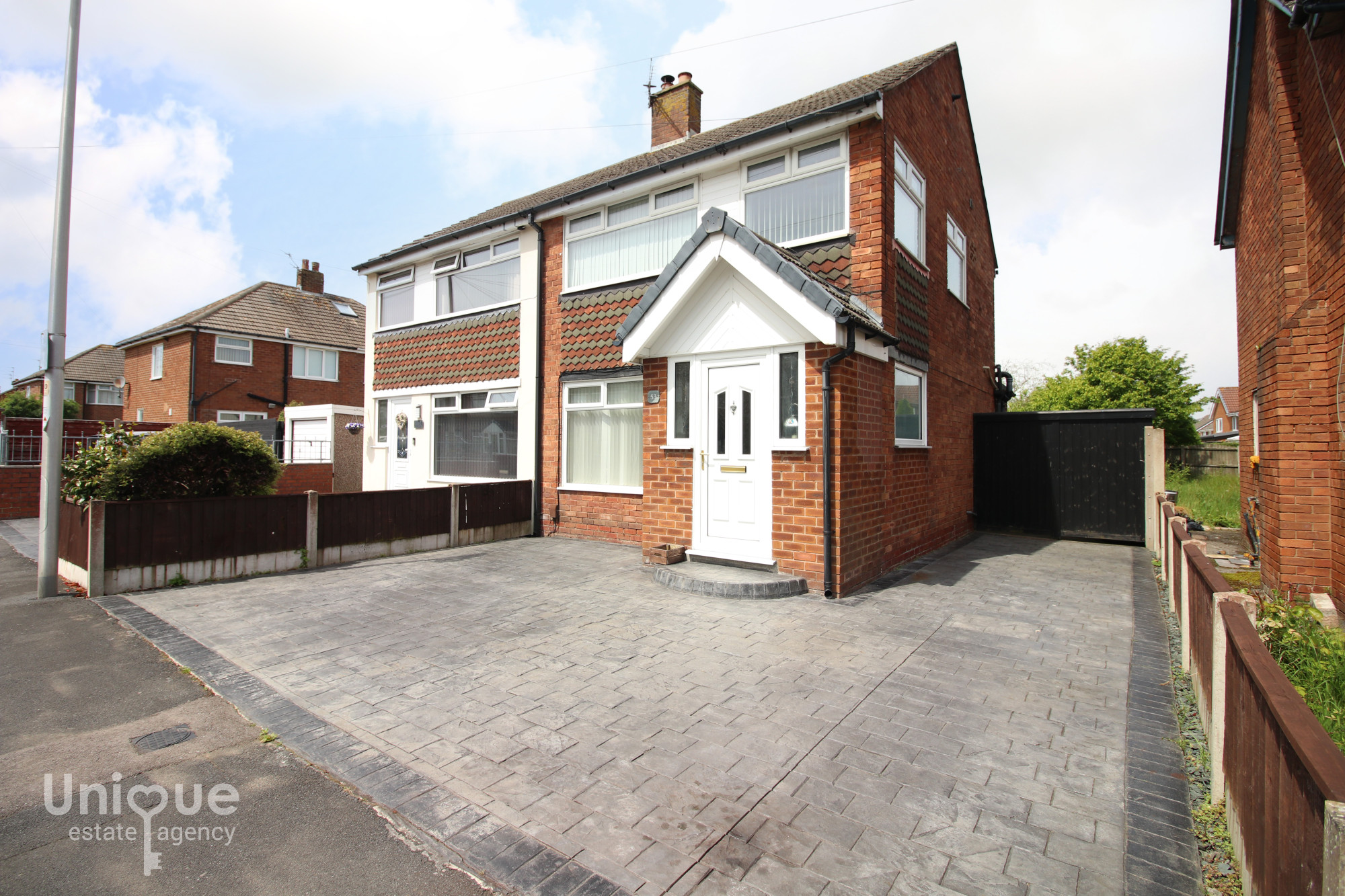 3 bedroom Semi-detached house Under Offer