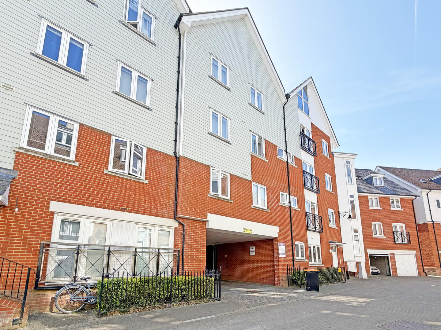 2 bedroom Flat For Sale