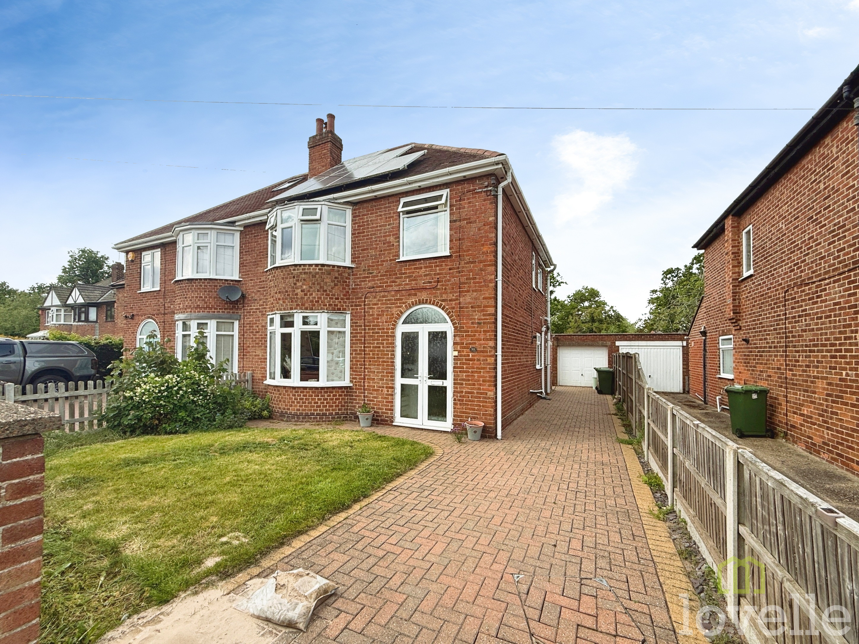 3 bedroom Semi-detached house Under Offer