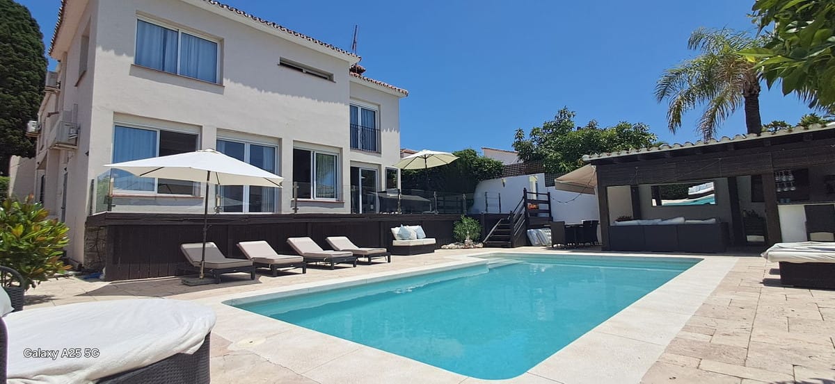 6 bedroom Villa For Sale