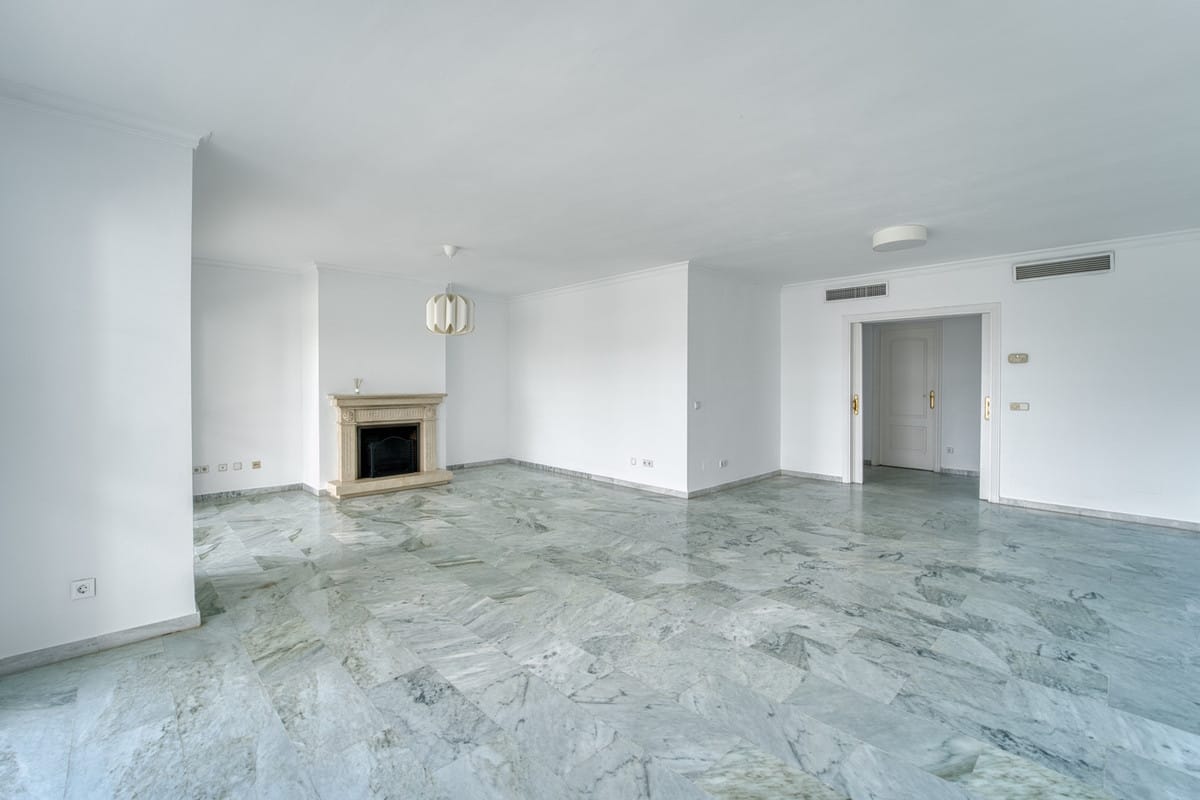 5 bedroom Apartment For Sale