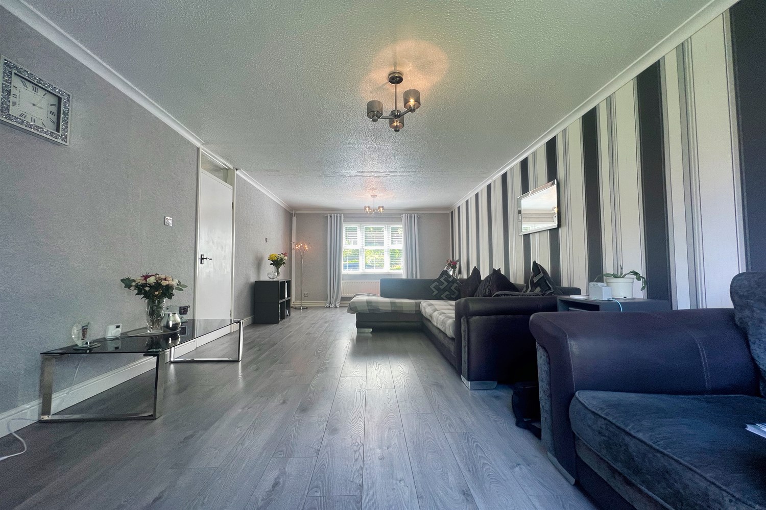 3 bedroom Semi-detached house Under Offer