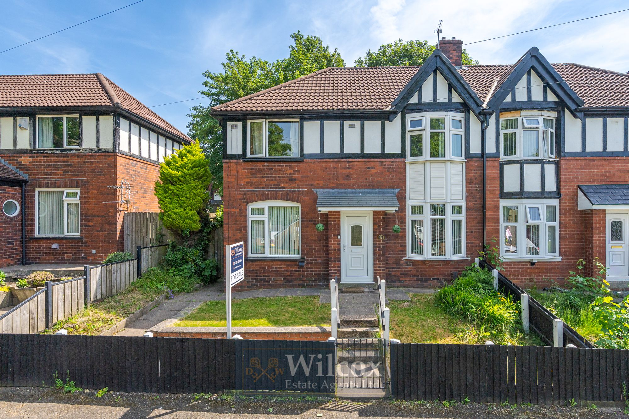 3 bedroom Semi-detached house Under Offer