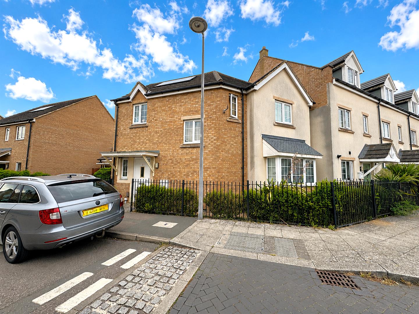 3 bedroom Semi-detached house Under Offer