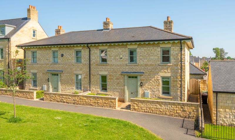 4 bedroom Semi-detached house Let