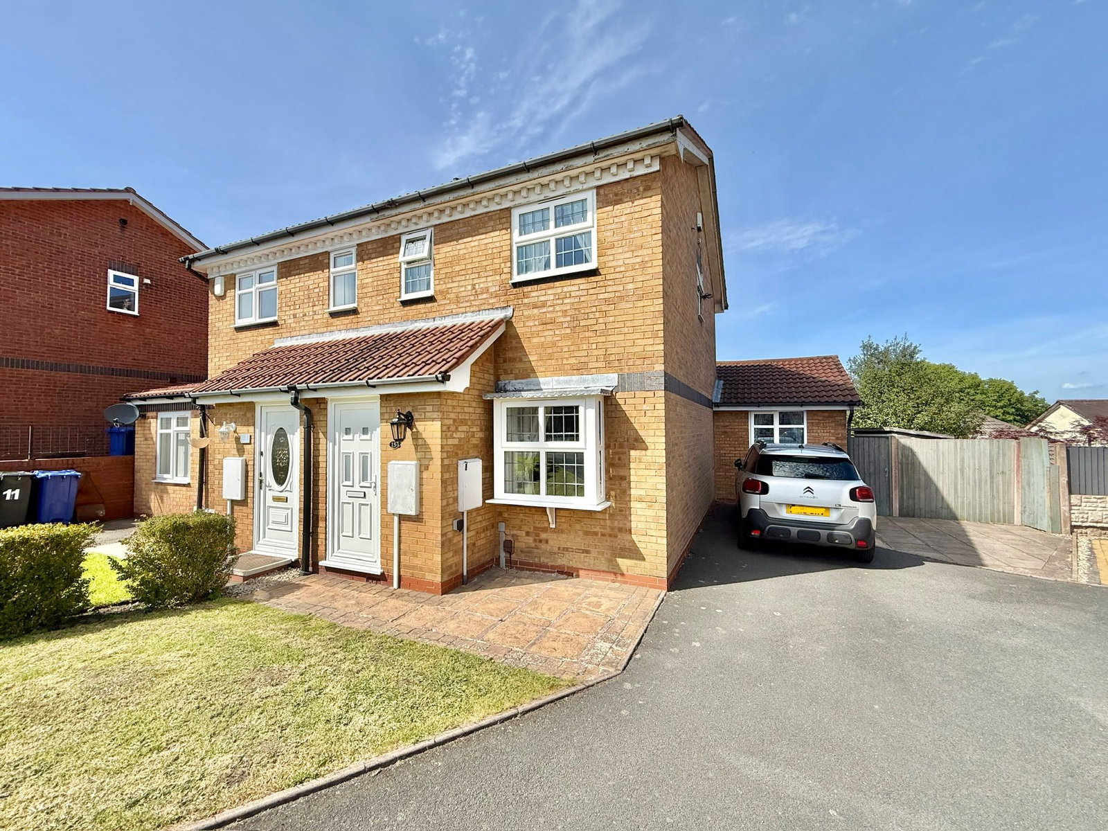 2 bedroom Semi-detached house Under Offer