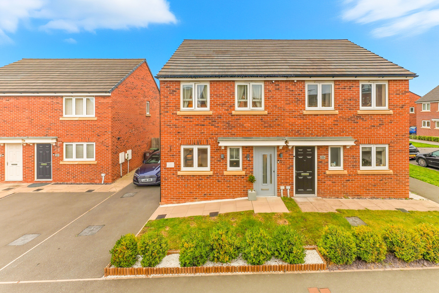 3 bedroom Semi-detached house Under Offer