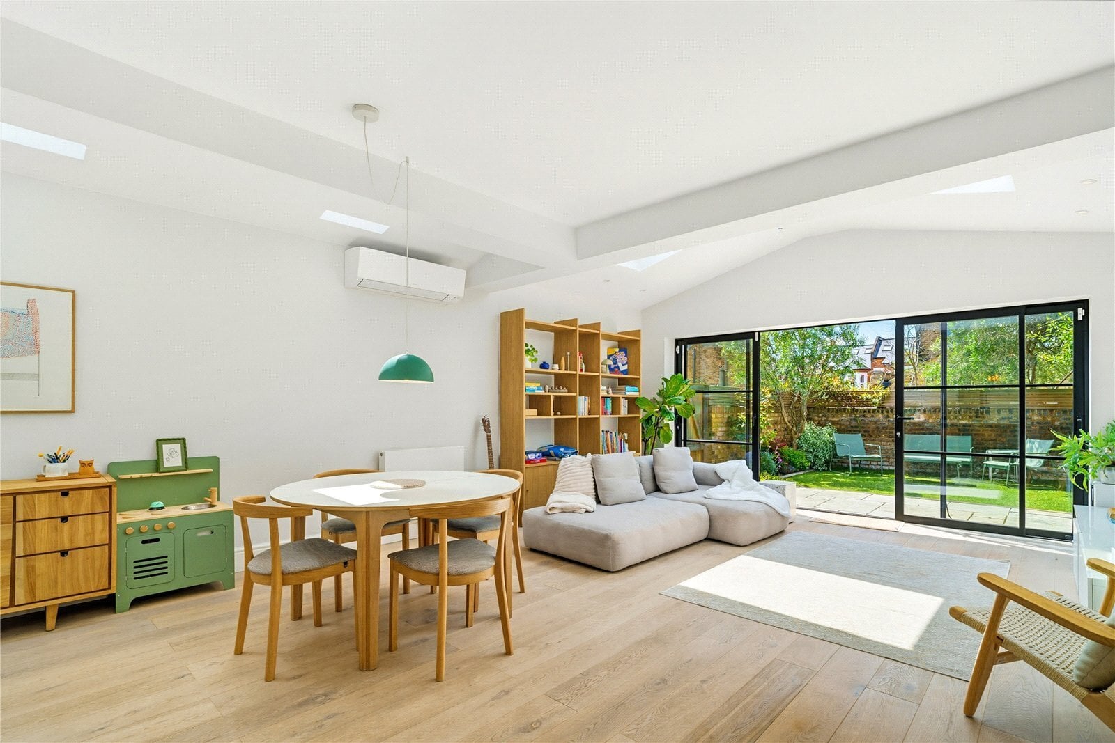 3 bedroom Flat For Sale