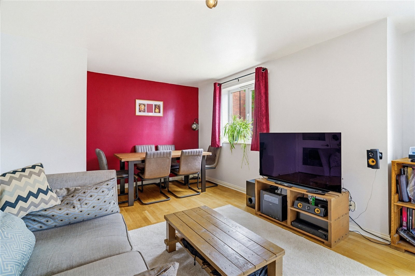 2 bedroom Flat For Sale
