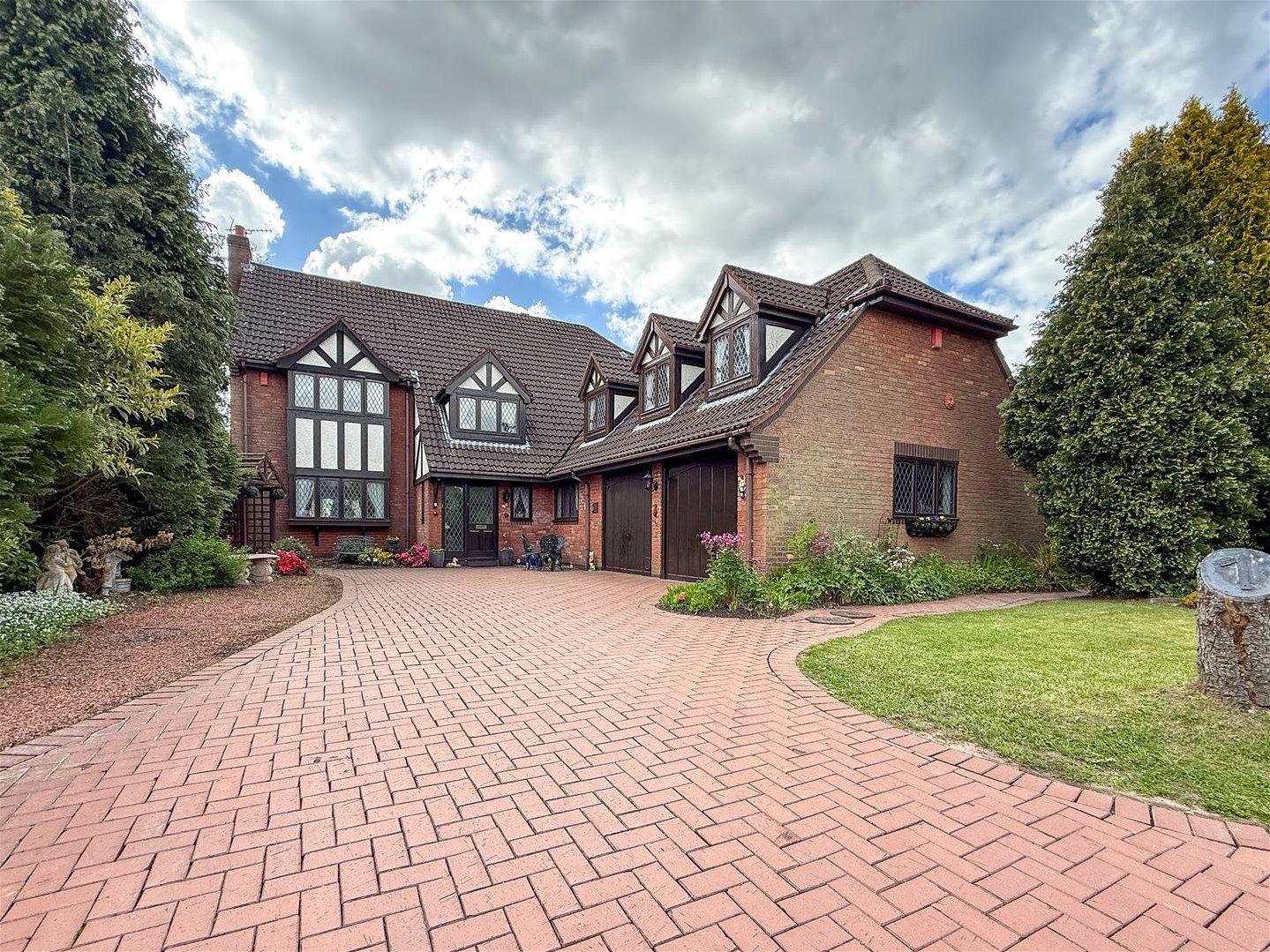 5 bedroom Link detached house For Sale