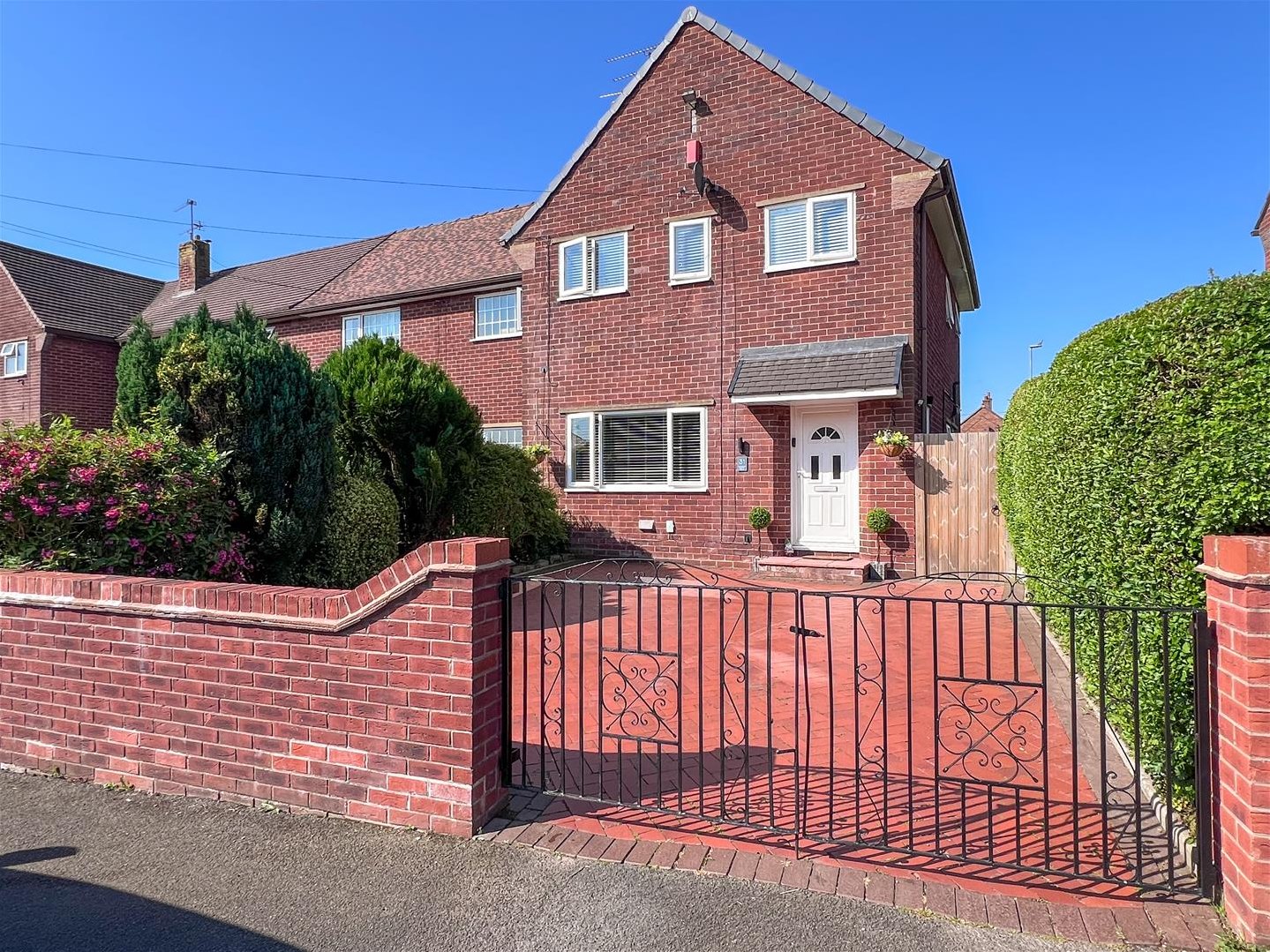 3 bedroom Semi-detached house Under Offer