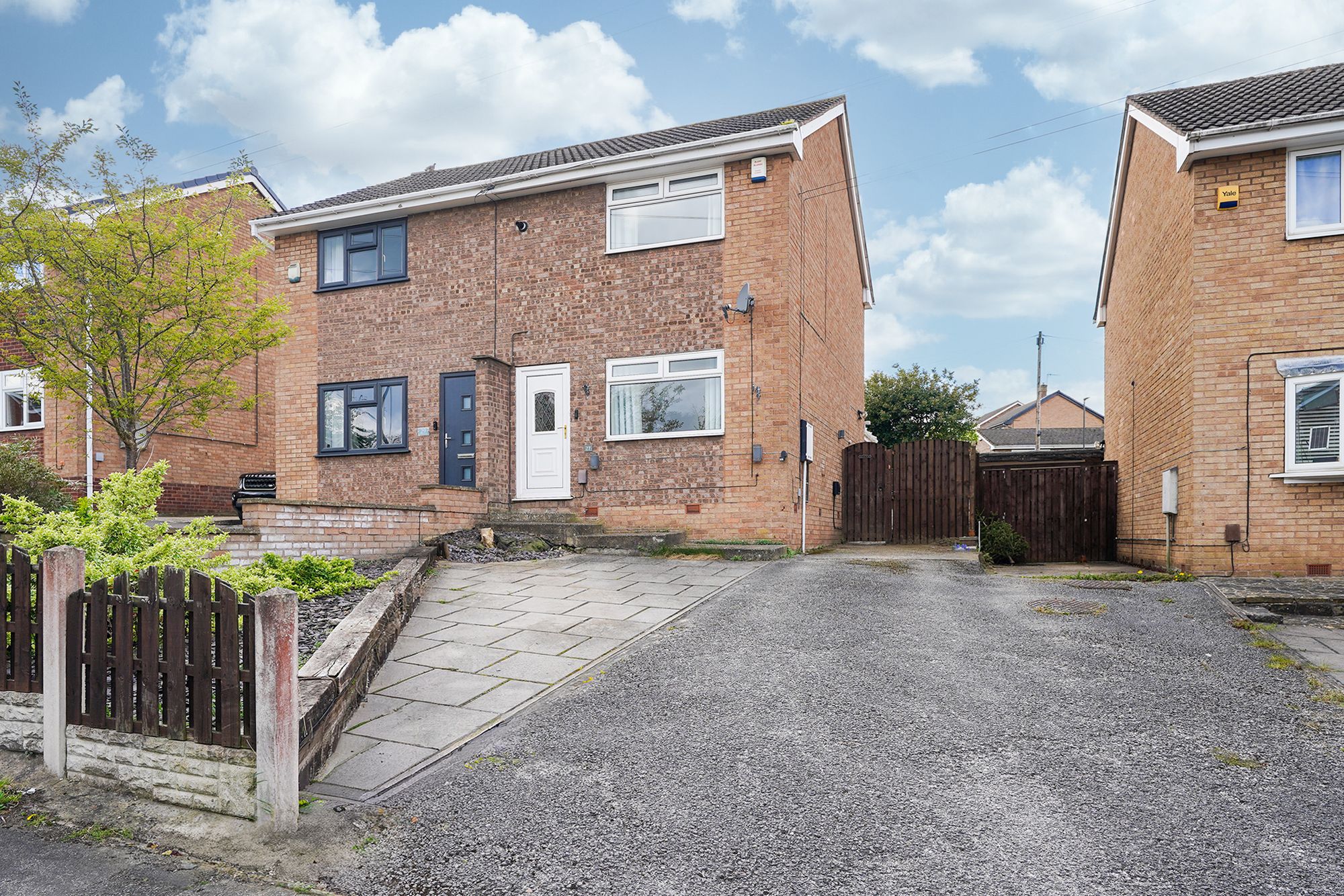 2 bedroom Semi-detached house Under Offer