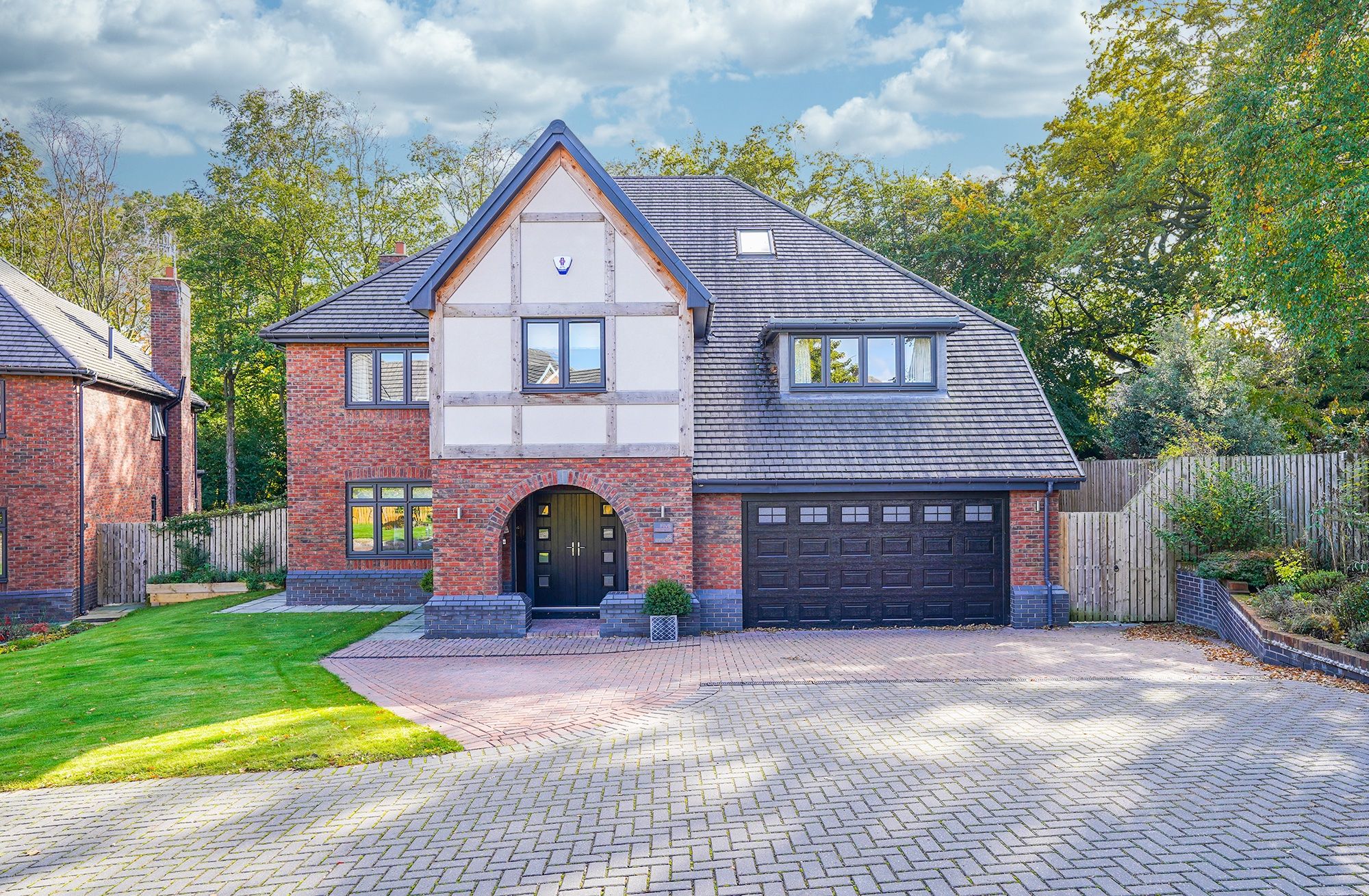 6 bedroom Detached house Under Offer