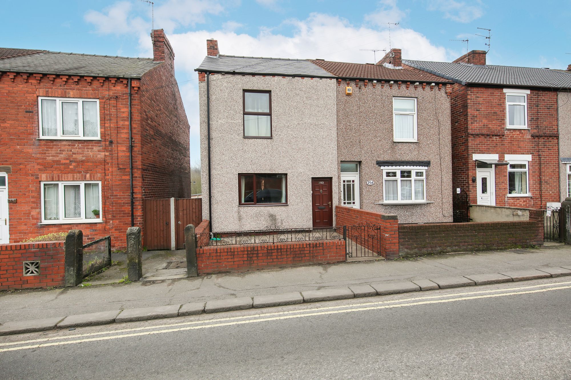 3 bedroom Semi-detached house Under Offer