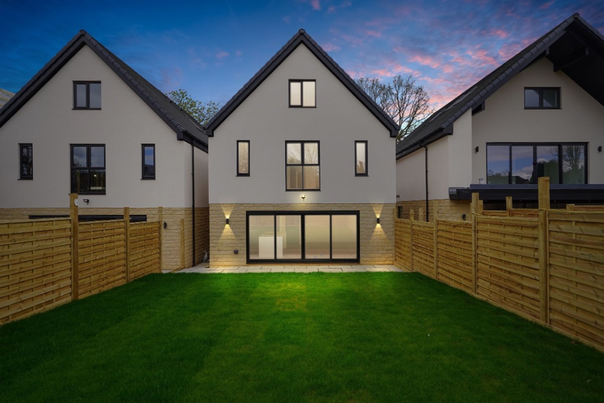 5 bedroom Detached house Under Offer