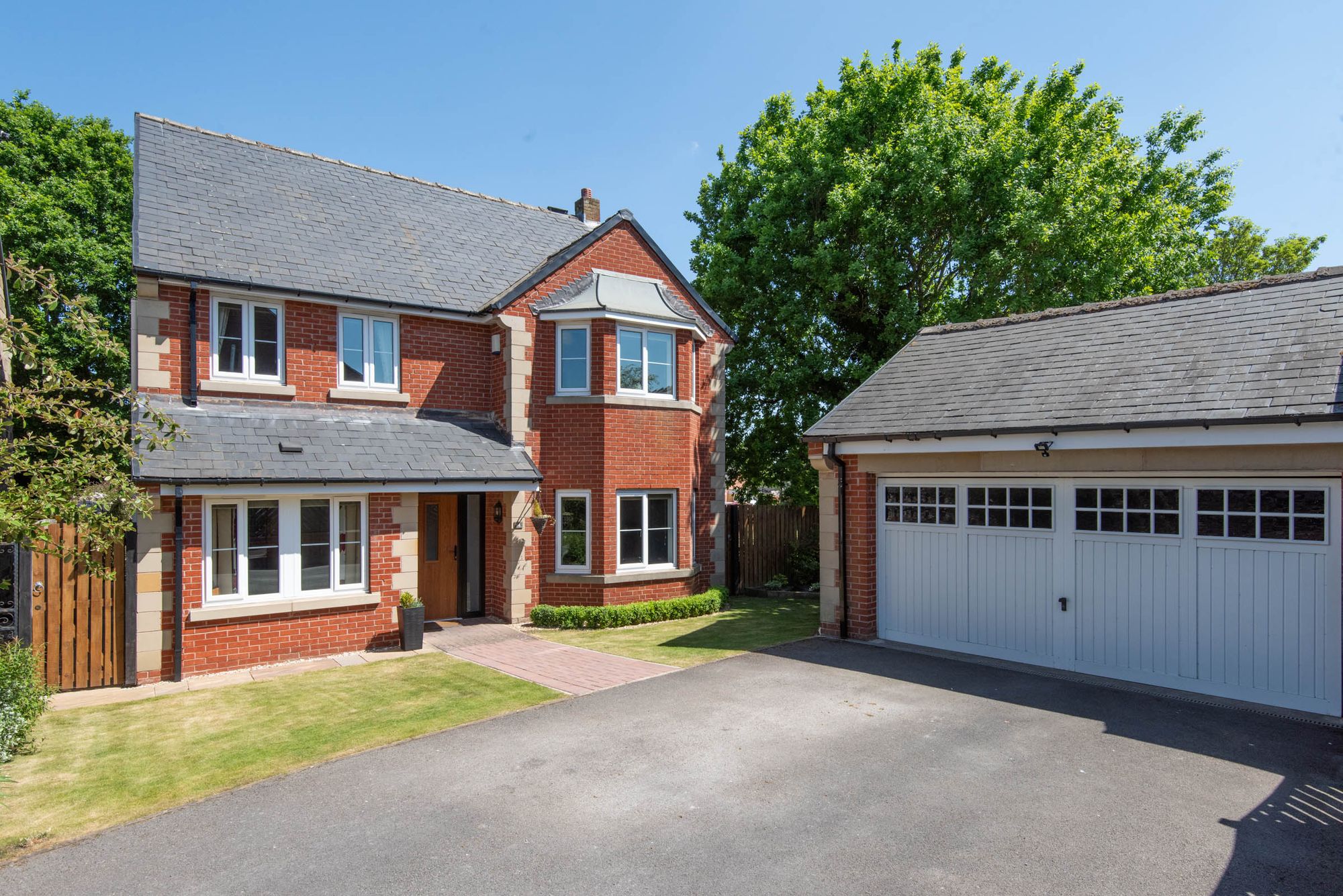 4 bedroom Detached house Under Offer