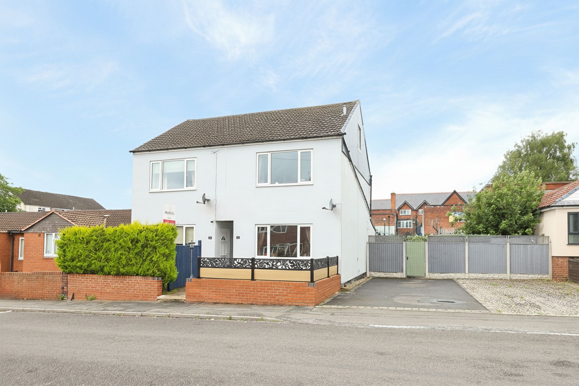 3 bedroom Semi-detached house Under Offer