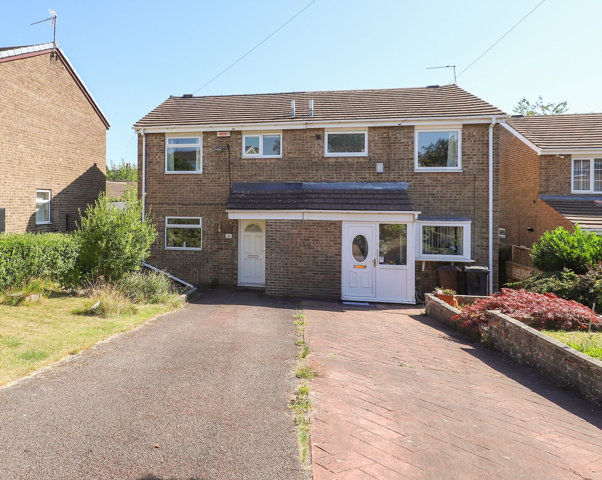 3 bedroom Semi-detached house Under Offer