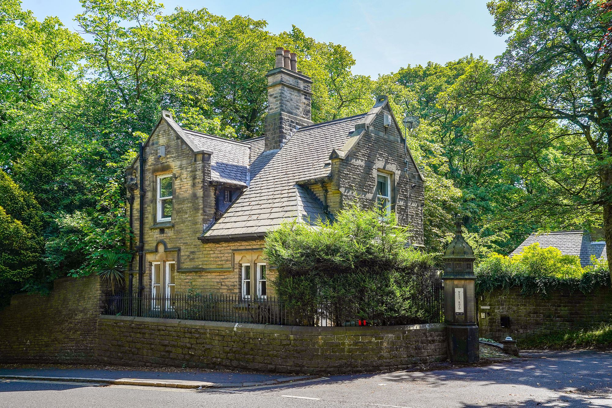 2 bedroom Detached house Under Offer